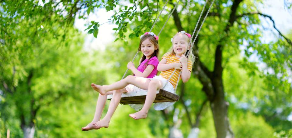 Enfants sur balançoire 