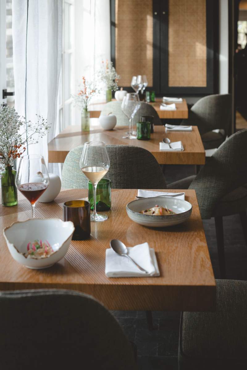 Salle de restaurant de la table de Capucine - Jardins Coppélia à Pennedepie 