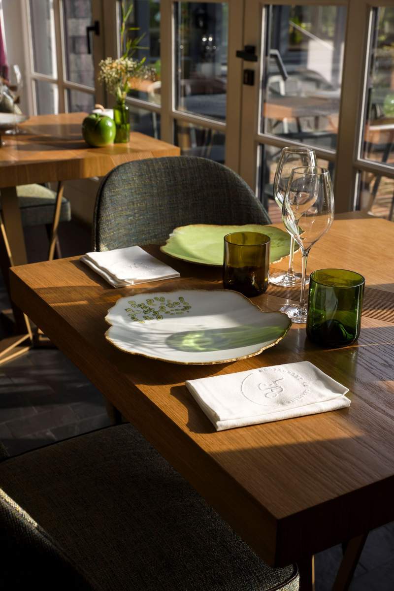 Table du restaurant "La Table de Capucine" à l'hôtel Jardins Coppélia 