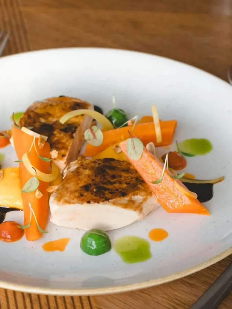 Plat raffiné cuisine moderne locale du chef