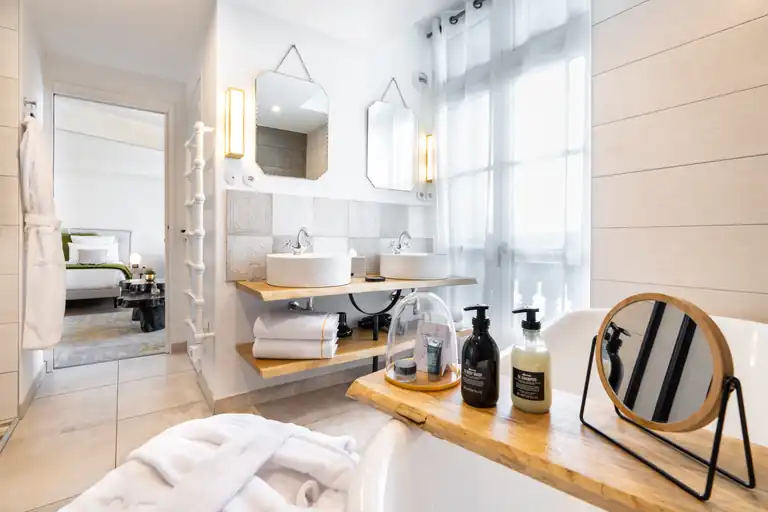 Salle de bain moderne de la Suite Roomy avec équipements premium