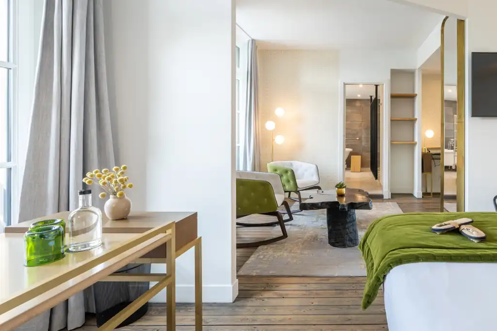 Suite Roomy 33m² avec lit double et décoration élégante en Normandie